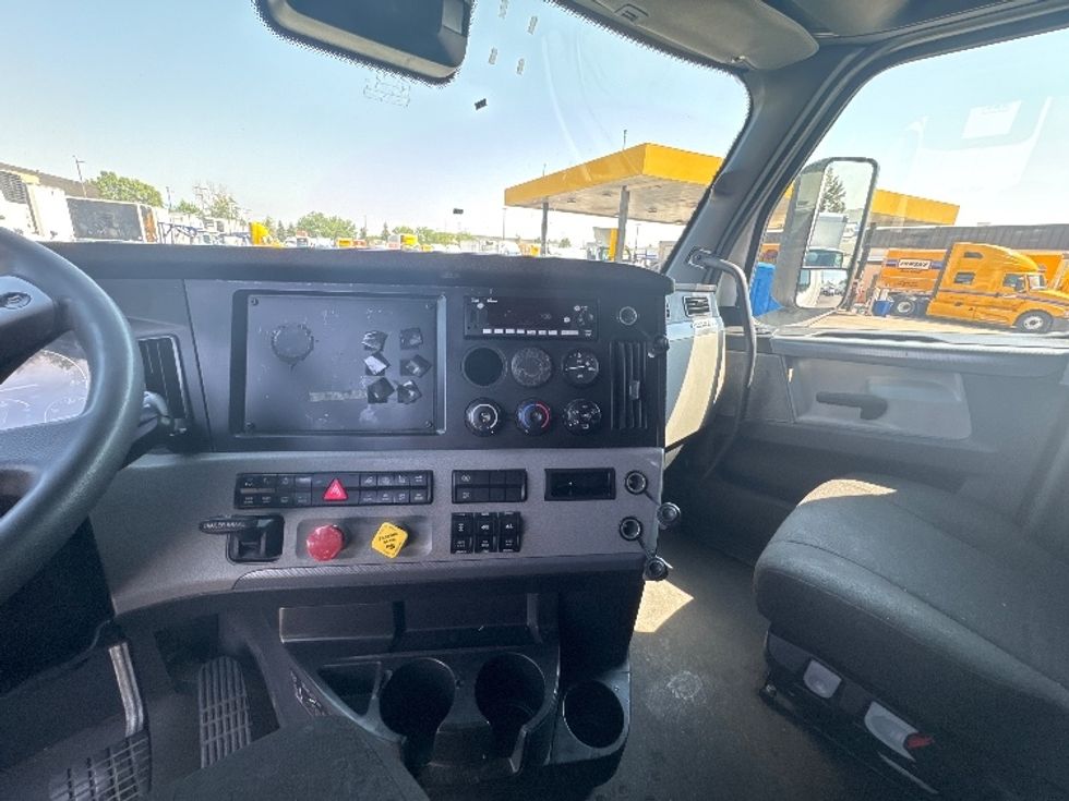 Sleeper Tractor-Heavy Duty Tractors-Freightliner-2022-T12664ST-Sturtevant-WI-665,729\n\t\tmiles-$ 60,000 - Image 12