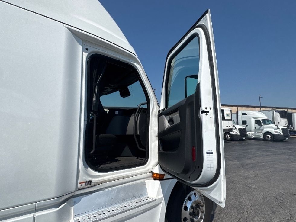 Sleeper Tractor-Heavy Duty Tractors-Freightliner-2022-T12664ST-Sturtevant-WI-665,729\n\t\tmiles-$ 60,000 - Image 13