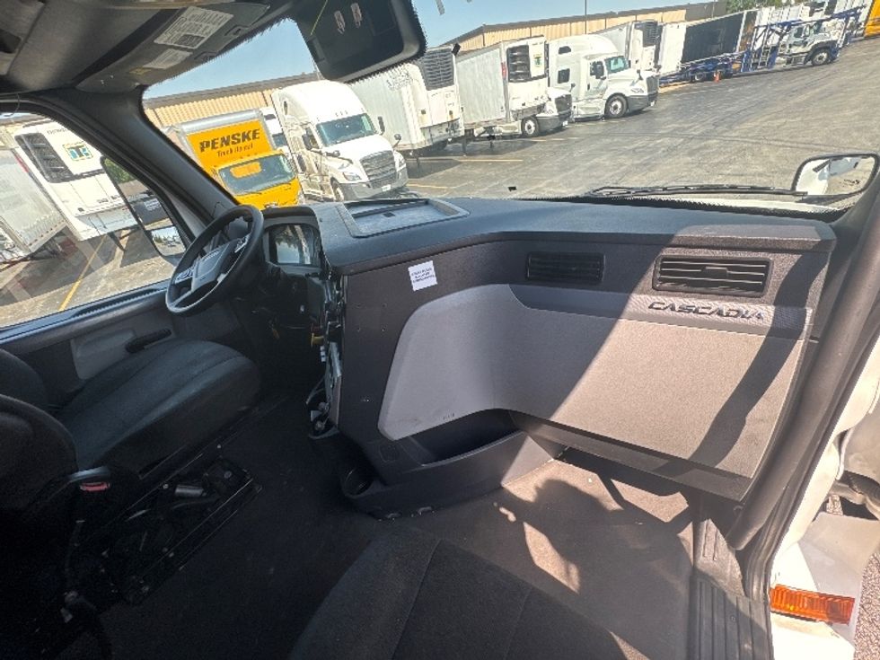 Sleeper Tractor-Heavy Duty Tractors-Freightliner-2022-T12664ST-Sturtevant-WI-665,729\n\t\tmiles-$ 60,000 - Image 14