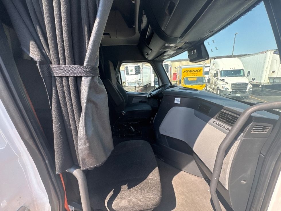 Sleeper Tractor-Heavy Duty Tractors-Freightliner-2022-T12664ST-Sturtevant-WI-665,729\n\t\tmiles-$ 60,000 - Image 15