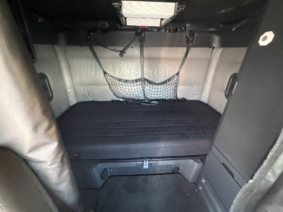 Sleeper Tractor-Heavy Duty Tractors-Freightliner-2022-T12664ST-Sturtevant-WI-665,729\n\t\tmiles-$ 60,000 - Image 16