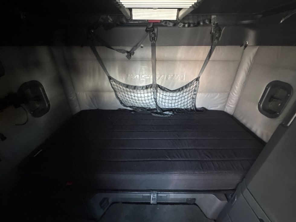 Sleeper Tractor-Heavy Duty Tractors-Freightliner-2022-T12664ST-Sturtevant-WI-665,729\n\t\tmiles-$ 60,000 - Image 17