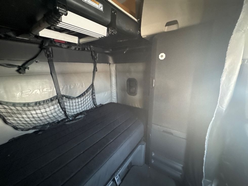 Sleeper Tractor-Heavy Duty Tractors-Freightliner-2022-T12664ST-Sturtevant-WI-665,729\n\t\tmiles-$ 60,000 - Image 18