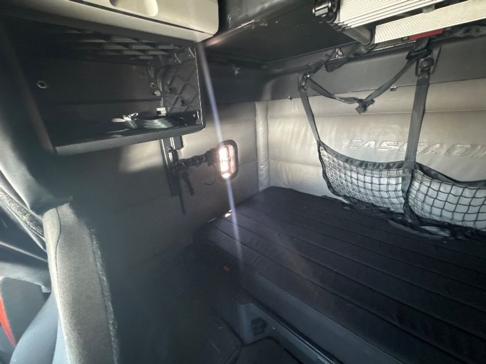 Sleeper Tractor-Heavy Duty Tractors-Freightliner-2022-T12664ST-Sturtevant-WI-665,729\n\t\tmiles-$ 60,000 - Image 19