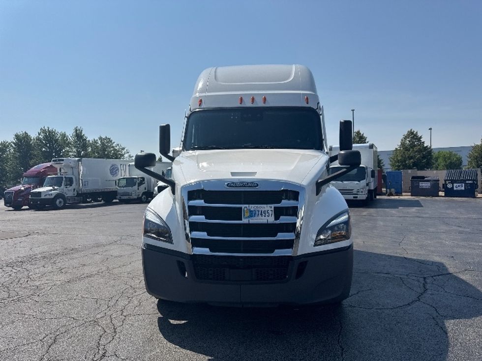 Sleeper Tractor-Heavy Duty Tractors-Freightliner-2022-T12664ST-Sturtevant-WI-665,729\n\t\tmiles-$ 60,000 - Image 2