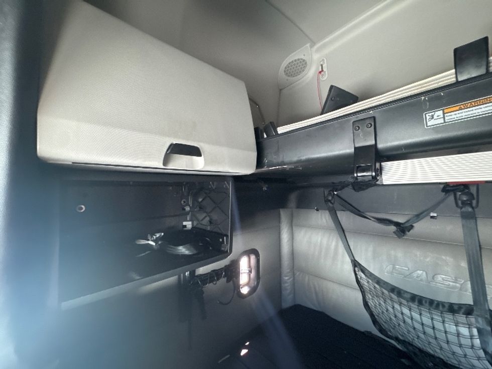 Sleeper Tractor-Heavy Duty Tractors-Freightliner-2022-T12664ST-Sturtevant-WI-665,729\n\t\tmiles-$ 60,000 - Image 20