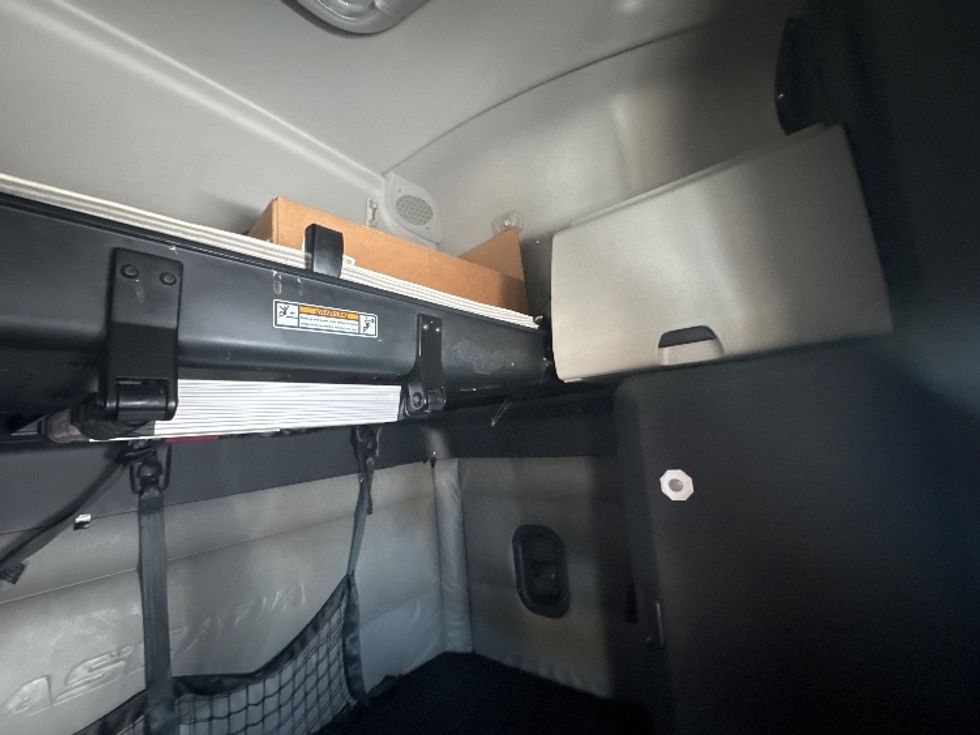 Sleeper Tractor-Heavy Duty Tractors-Freightliner-2022-T12664ST-Sturtevant-WI-665,729\n\t\tmiles-$ 60,000 - Image 21