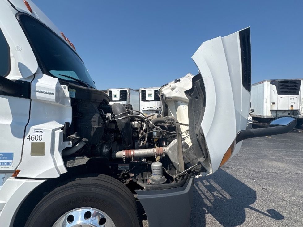 Sleeper Tractor-Heavy Duty Tractors-Freightliner-2022-T12664ST-Sturtevant-WI-665,729\n\t\tmiles-$ 60,000 - Image 23