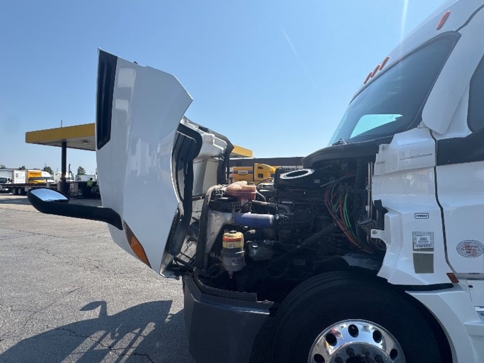 Sleeper Tractor-Heavy Duty Tractors-Freightliner-2022-T12664ST-Sturtevant-WI-665,729\n\t\tmiles-$ 60,000 - Image 24