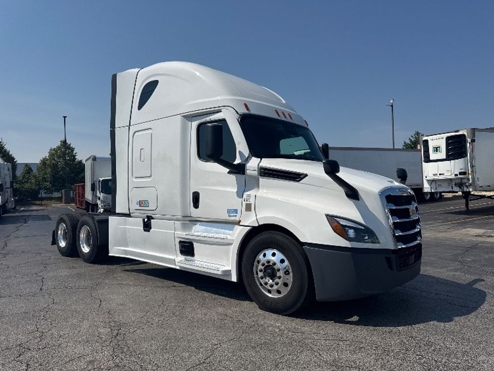 Sleeper Tractor-Heavy Duty Tractors-Freightliner-2022-T12664ST-Sturtevant-WI-665,729\n\t\tmiles-$ 60,000 - Image 3
