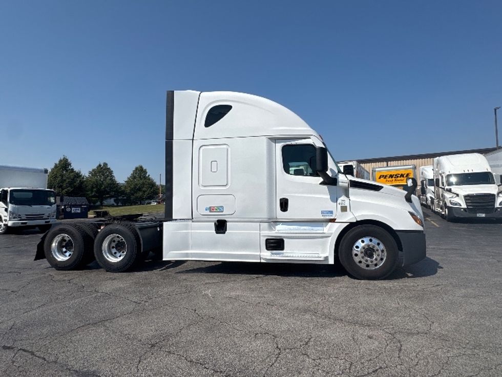 Sleeper Tractor-Heavy Duty Tractors-Freightliner-2022-T12664ST-Sturtevant-WI-665,729\n\t\tmiles-$ 60,000 - Image 4