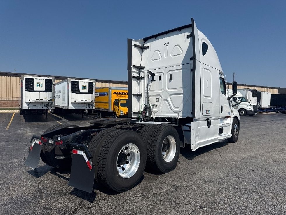 Sleeper Tractor-Heavy Duty Tractors-Freightliner-2022-T12664ST-Sturtevant-WI-665,729\n\t\tmiles-$ 60,000 - Image 5