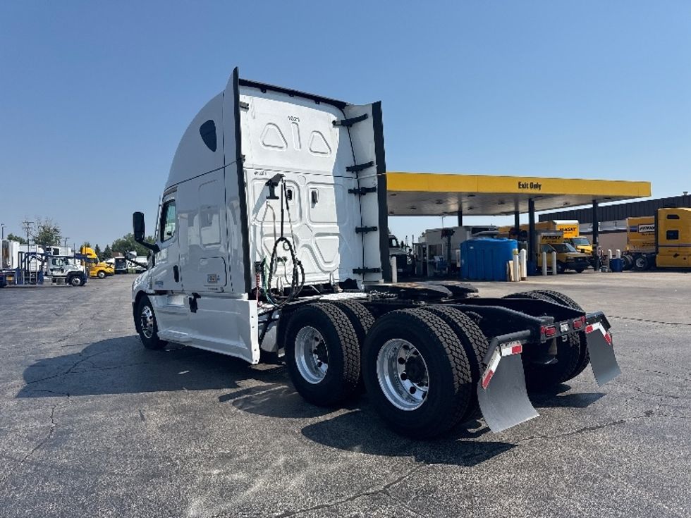 Sleeper Tractor-Heavy Duty Tractors-Freightliner-2022-T12664ST-Sturtevant-WI-665,729\n\t\tmiles-$ 60,000 - Image 7