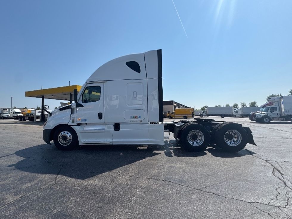 Sleeper Tractor-Heavy Duty Tractors-Freightliner-2022-T12664ST-Sturtevant-WI-665,729\n\t\tmiles-$ 60,000 - Image 8