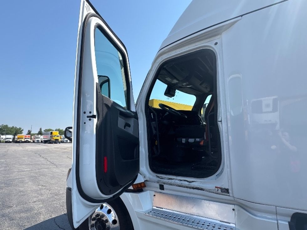 Sleeper Tractor-Heavy Duty Tractors-Freightliner-2022-T12664ST-Sturtevant-WI-665,729\n\t\tmiles-$ 60,000 - Image 9