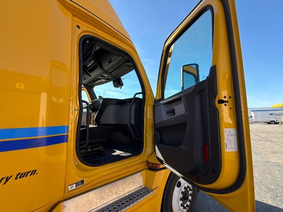 Sleeper Tractor-Heavy Duty Tractors-Freightliner-2022-T12664ST-Sturtevant-WI-667,573\n\t\tmiles-$ 45,000 - Image 13