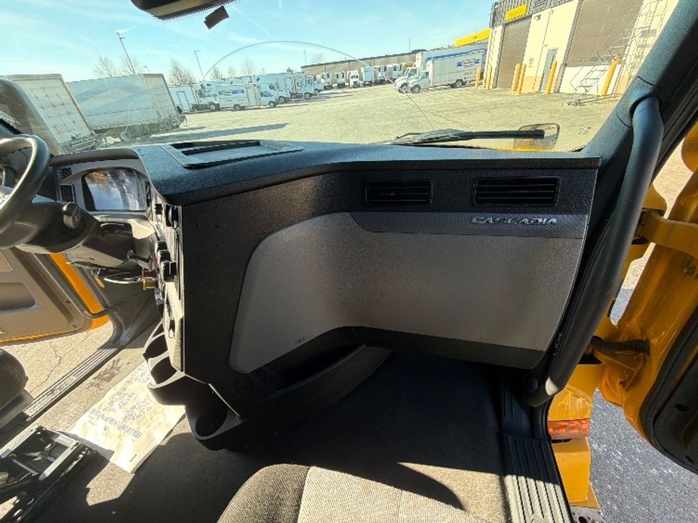 Sleeper Tractor-Heavy Duty Tractors-Freightliner-2022-T12664ST-Sturtevant-WI-667,573\n\t\tmiles-$ 45,000 - Image 14