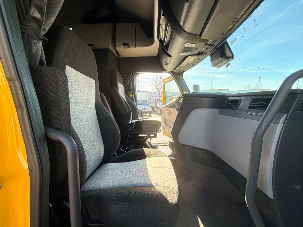 Sleeper Tractor-Heavy Duty Tractors-Freightliner-2022-T12664ST-Sturtevant-WI-667,573\n\t\tmiles-$ 45,000 - Image 15