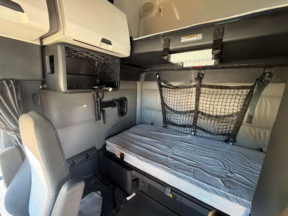 Sleeper Tractor-Heavy Duty Tractors-Freightliner-2022-T12664ST-Sturtevant-WI-667,573\n\t\tmiles-$ 45,000 - Image 17