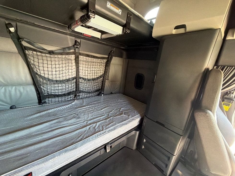 Sleeper Tractor-Heavy Duty Tractors-Freightliner-2022-T12664ST-Sturtevant-WI-667,573\n\t\tmiles-$ 45,000 - Image 18