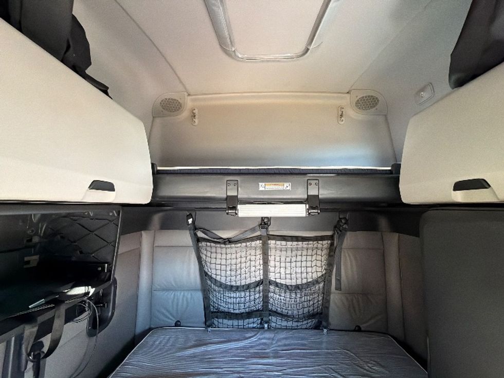 Sleeper Tractor-Heavy Duty Tractors-Freightliner-2022-T12664ST-Sturtevant-WI-667,573\n\t\tmiles-$ 45,000 - Image 19