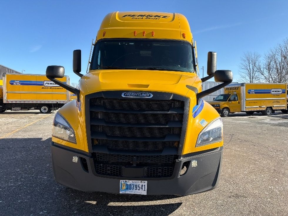 Sleeper Tractor-Heavy Duty Tractors-Freightliner-2022-T12664ST-Sturtevant-WI-667,573\n\t\tmiles-$ 45,000 - Image 2