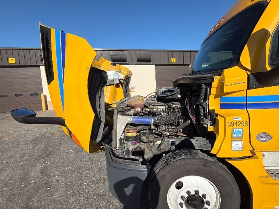 Sleeper Tractor-Heavy Duty Tractors-Freightliner-2022-T12664ST-Sturtevant-WI-667,573\n\t\tmiles-$ 45,000 - Image 20