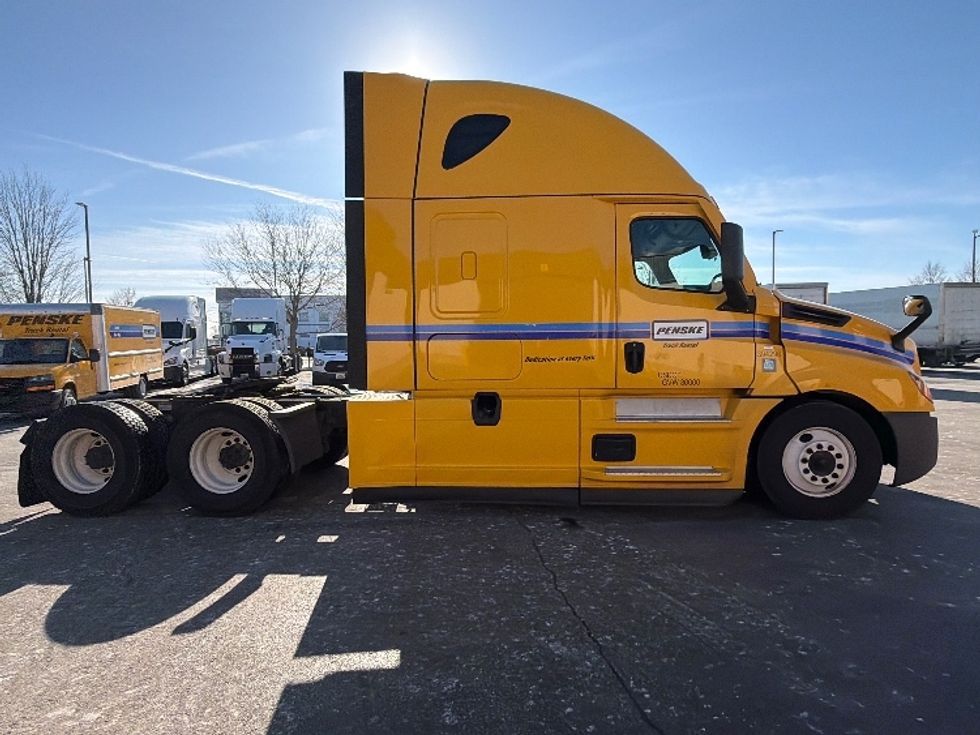 Sleeper Tractor-Heavy Duty Tractors-Freightliner-2022-T12664ST-Sturtevant-WI-667,573\n\t\tmiles-$ 45,000 - Image 4