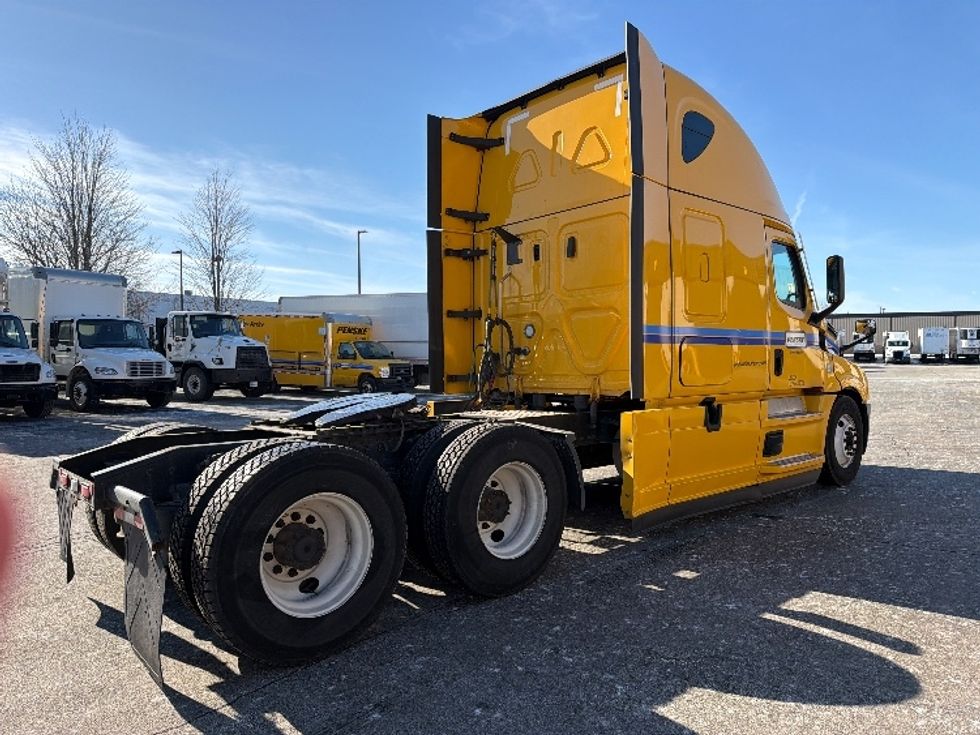 Sleeper Tractor-Heavy Duty Tractors-Freightliner-2022-T12664ST-Sturtevant-WI-667,573\n\t\tmiles-$ 45,000 - Image 5