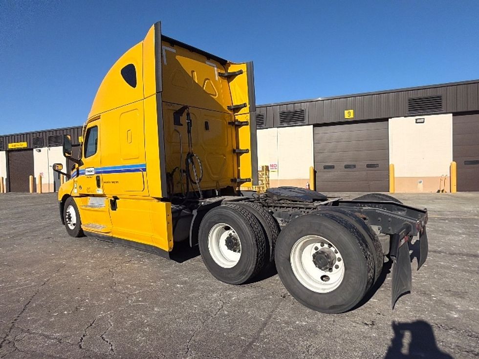 Sleeper Tractor-Heavy Duty Tractors-Freightliner-2022-T12664ST-Sturtevant-WI-667,573\n\t\tmiles-$ 45,000 - Image 7