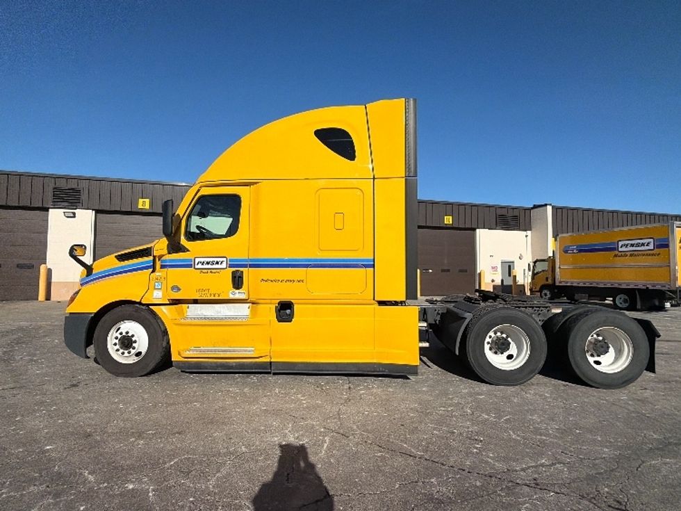 Sleeper Tractor-Heavy Duty Tractors-Freightliner-2022-T12664ST-Sturtevant-WI-667,573\n\t\tmiles-$ 45,000 - Image 8