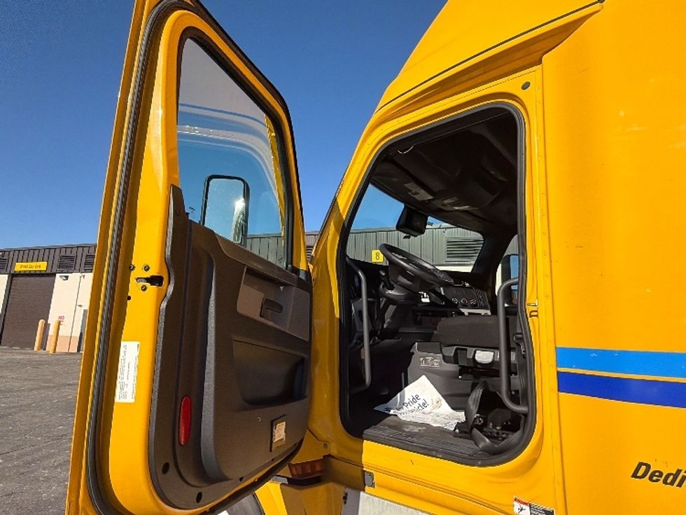 Sleeper Tractor-Heavy Duty Tractors-Freightliner-2022-T12664ST-Sturtevant-WI-667,573\n\t\tmiles-$ 45,000 - Image 9