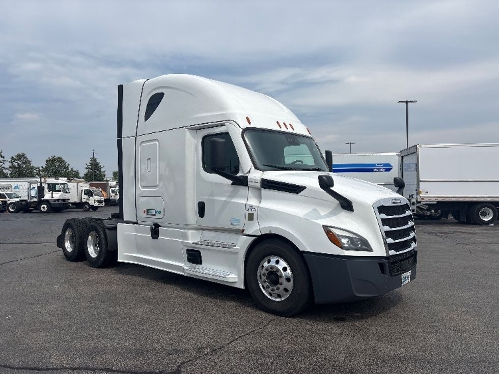 Sleeper Tractor-Heavy Duty Tractors-Freightliner-2022-T12664ST-Sturtevant-WI-672,251\n\t\tmiles-$ 58,250 - Image 1