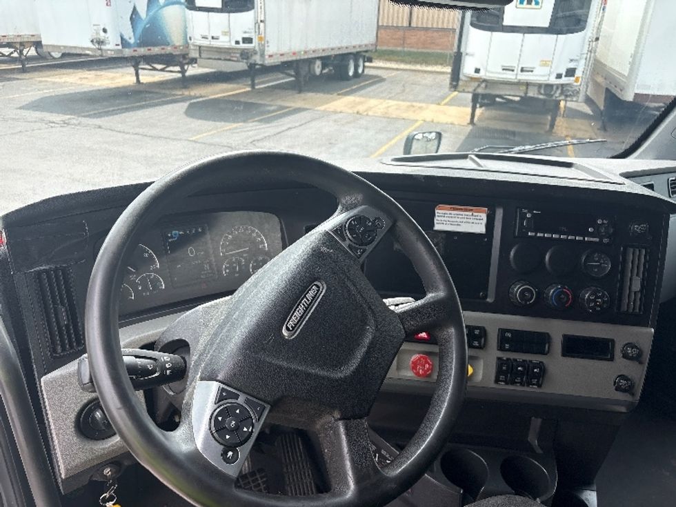 Sleeper Tractor-Heavy Duty Tractors-Freightliner-2022-T12664ST-Sturtevant-WI-672,251\n\t\tmiles-$ 58,250 - Image 11