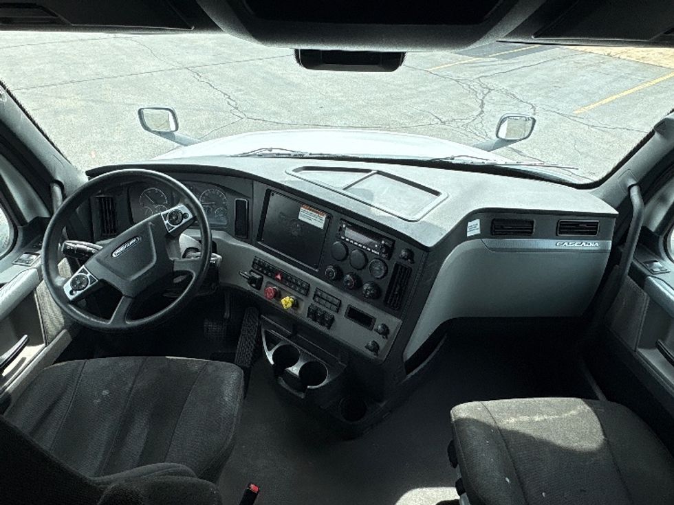 Sleeper Tractor-Heavy Duty Tractors-Freightliner-2022-T12664ST-Sturtevant-WI-672,251\n\t\tmiles-$ 58,250 - Image 12