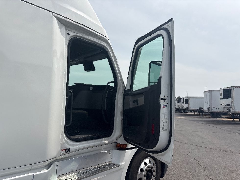 Sleeper Tractor-Heavy Duty Tractors-Freightliner-2022-T12664ST-Sturtevant-WI-672,251\n\t\tmiles-$ 58,250 - Image 13