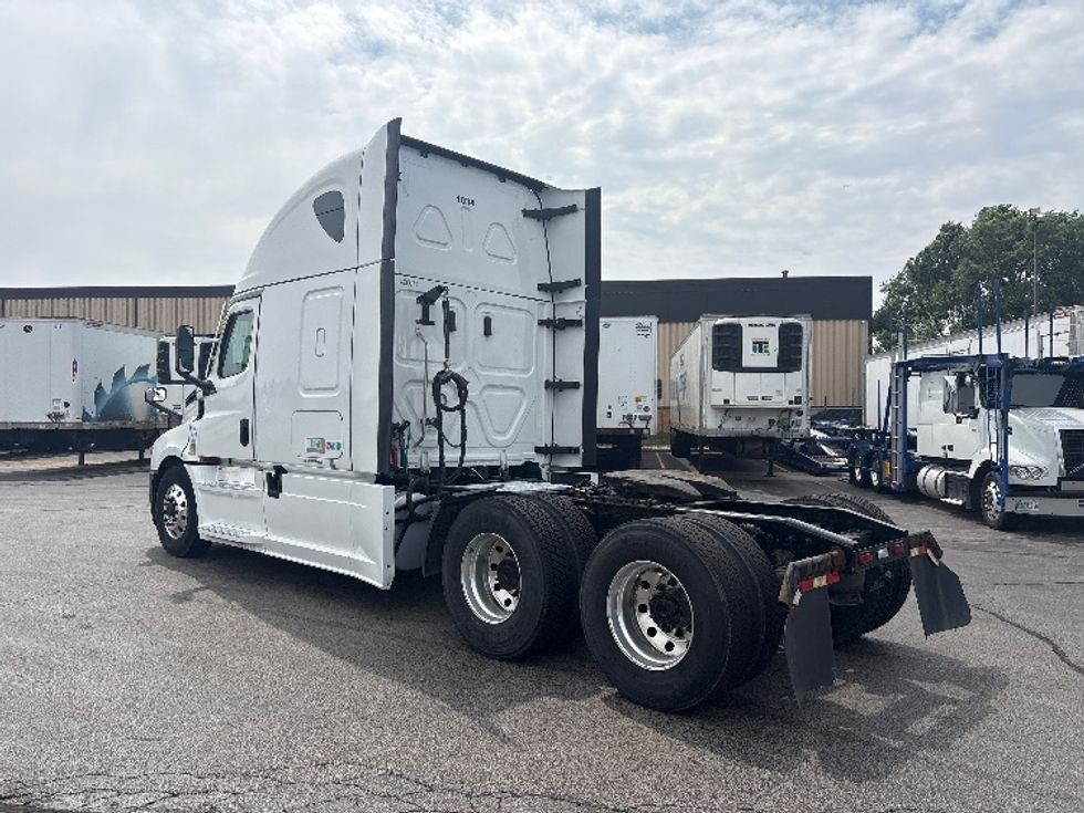 Sleeper Tractor-Heavy Duty Tractors-Freightliner-2022-T12664ST-Sturtevant-WI-672,251\n\t\tmiles-$ 58,250 - Image 5