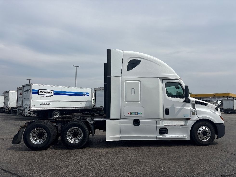 Sleeper Tractor-Heavy Duty Tractors-Freightliner-2022-T12664ST-Sturtevant-WI-672,251\n\t\tmiles-$ 58,250 - Image 8