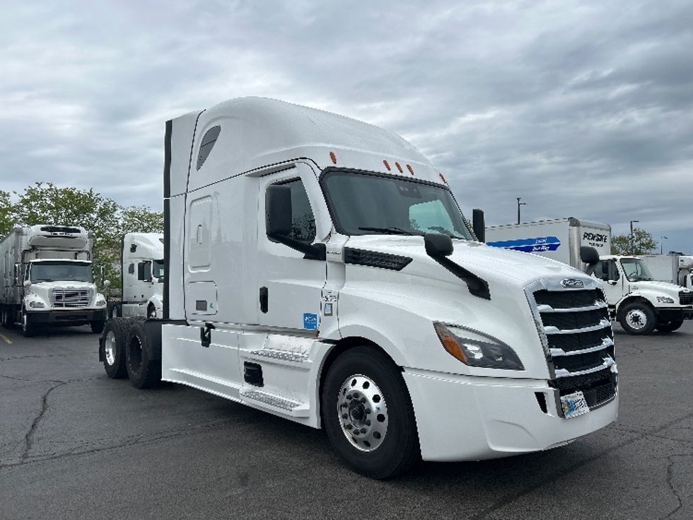Sleeper Tractor-Heavy Duty Tractors-Freightliner-2022-T12664ST-Sturtevant-WI-676,739\n\t\tmiles-$ 56,000 - Image 1
