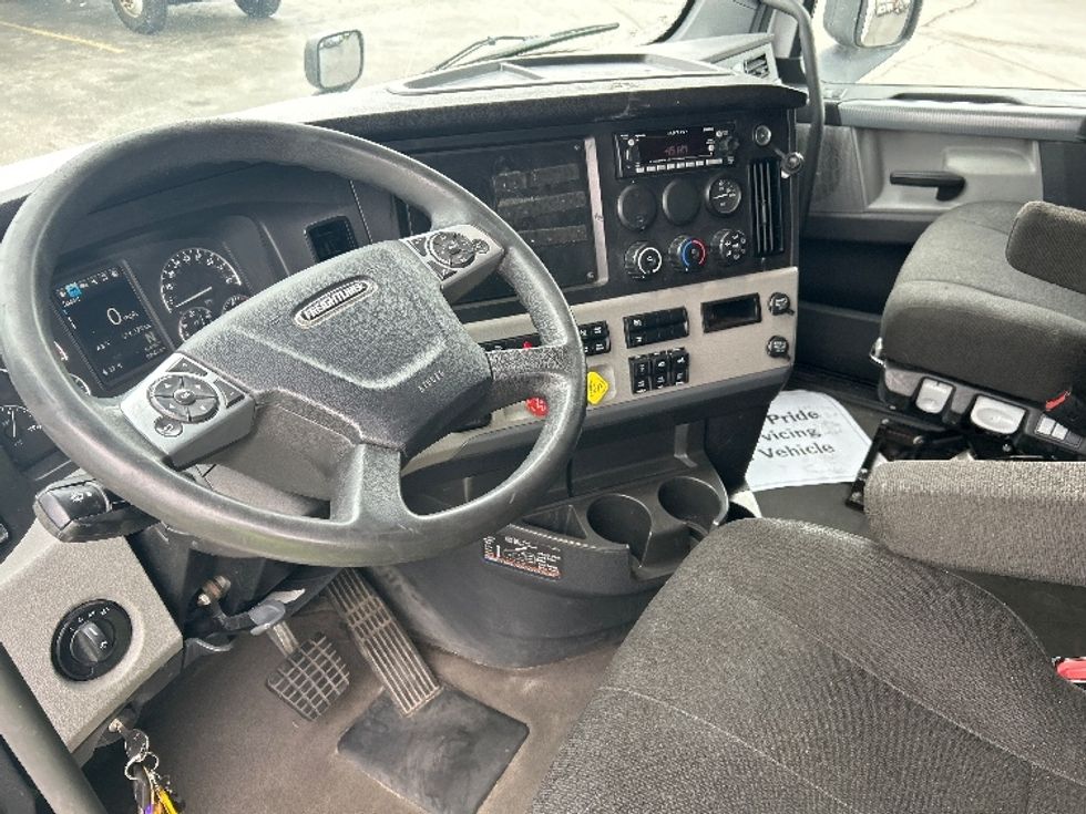 Sleeper Tractor-Heavy Duty Tractors-Freightliner-2022-T12664ST-Sturtevant-WI-676,739\n\t\tmiles-$ 56,000 - Image 10