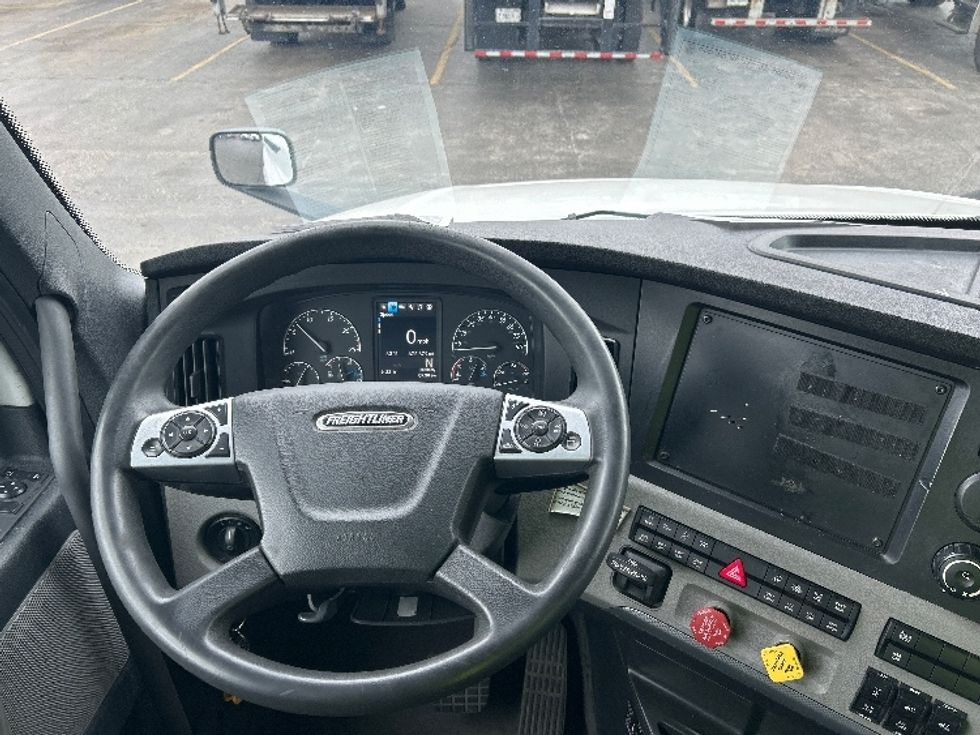 Sleeper Tractor-Heavy Duty Tractors-Freightliner-2022-T12664ST-Sturtevant-WI-676,739\n\t\tmiles-$ 56,000 - Image 11