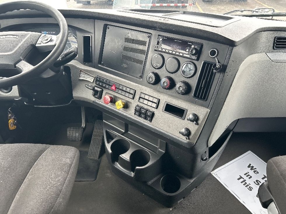 Sleeper Tractor-Heavy Duty Tractors-Freightliner-2022-T12664ST-Sturtevant-WI-676,739\n\t\tmiles-$ 56,000 - Image 12