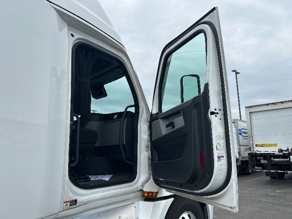 Sleeper Tractor-Heavy Duty Tractors-Freightliner-2022-T12664ST-Sturtevant-WI-676,739\n\t\tmiles-$ 56,000 - Image 13