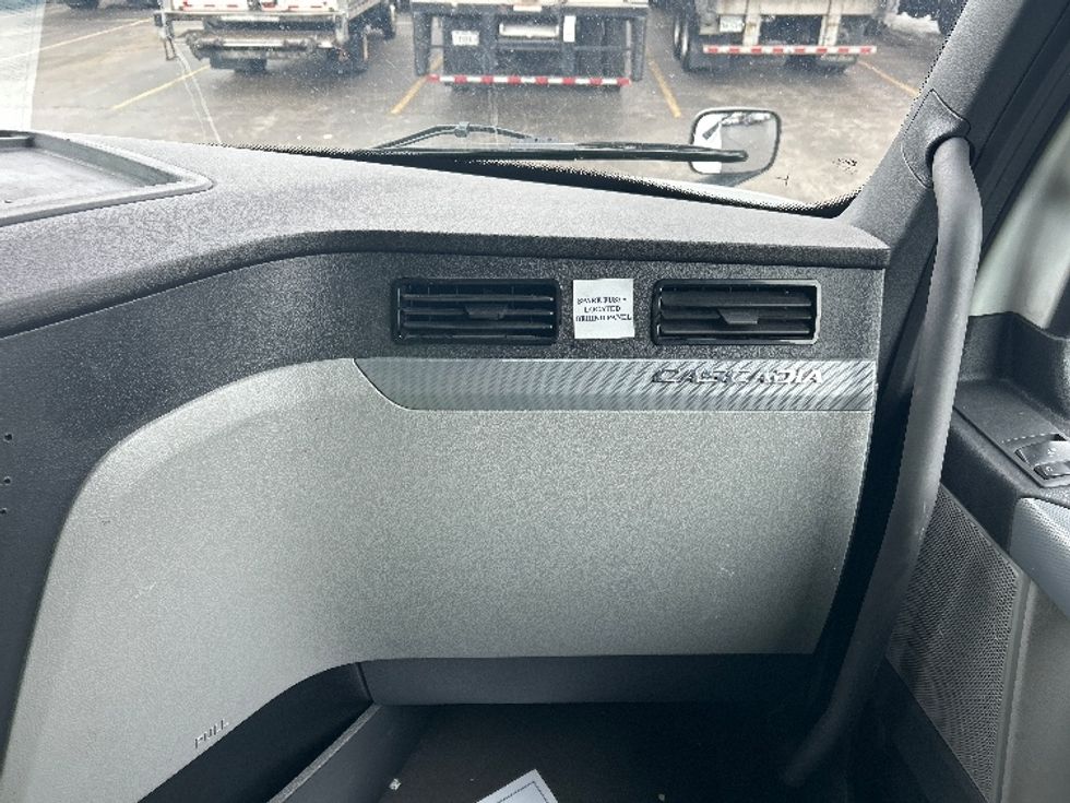 Sleeper Tractor-Heavy Duty Tractors-Freightliner-2022-T12664ST-Sturtevant-WI-676,739\n\t\tmiles-$ 56,000 - Image 14