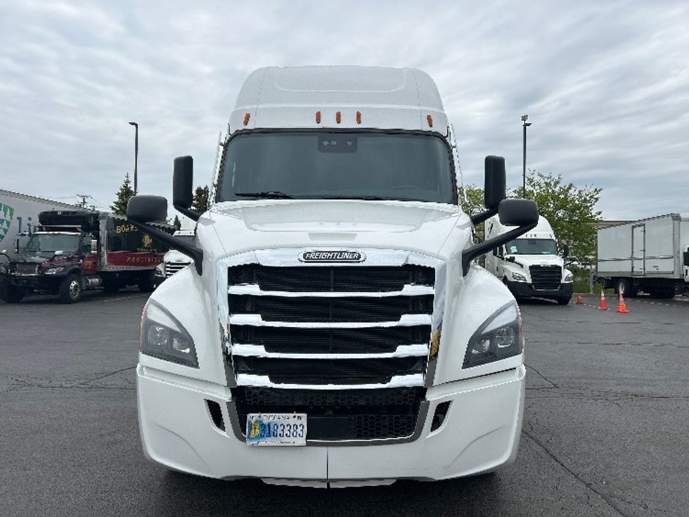 Sleeper Tractor-Heavy Duty Tractors-Freightliner-2022-T12664ST-Sturtevant-WI-676,739\n\t\tmiles-$ 56,000 - Image 2