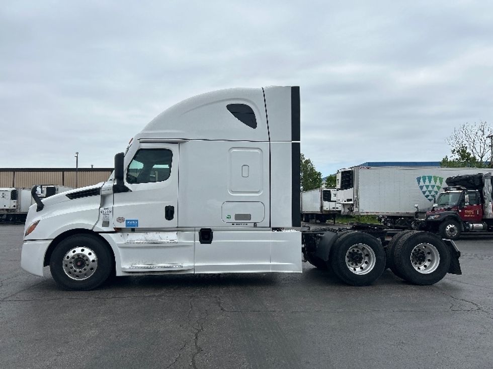 Sleeper Tractor-Heavy Duty Tractors-Freightliner-2022-T12664ST-Sturtevant-WI-676,739\n\t\tmiles-$ 56,000 - Image 4