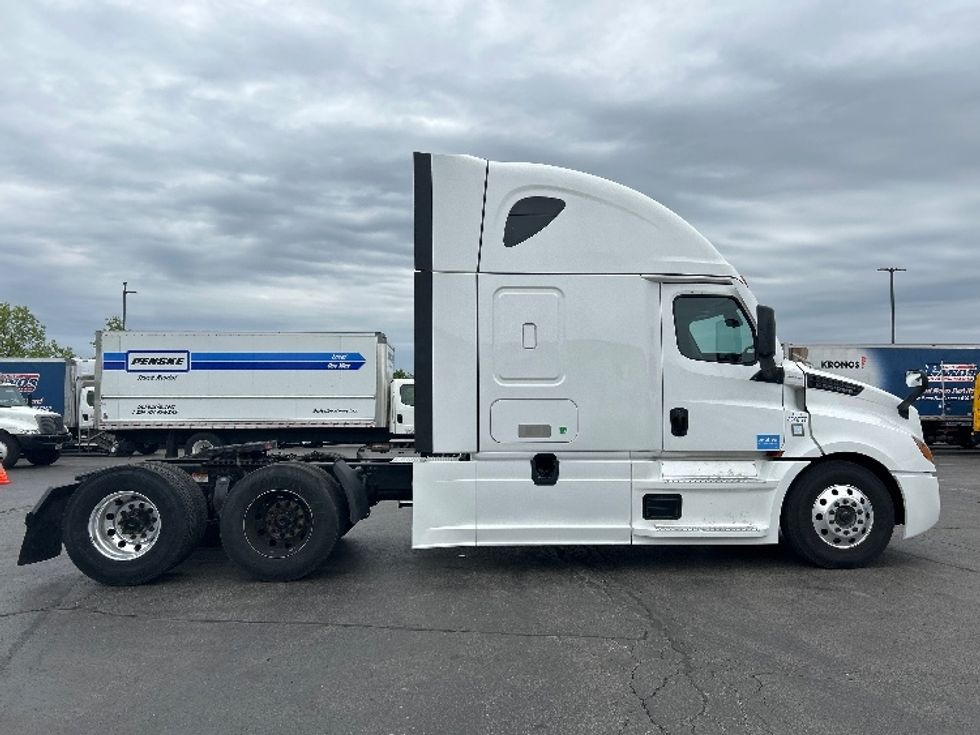 Sleeper Tractor-Heavy Duty Tractors-Freightliner-2022-T12664ST-Sturtevant-WI-676,739\n\t\tmiles-$ 56,000 - Image 8