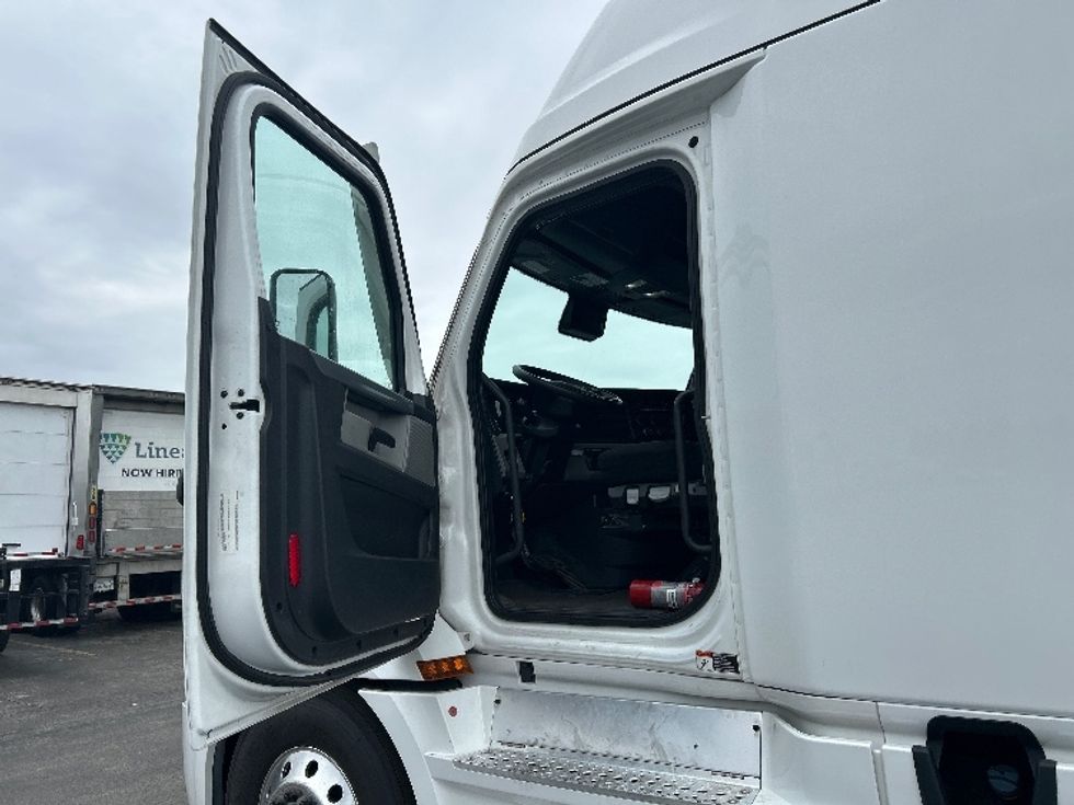Sleeper Tractor-Heavy Duty Tractors-Freightliner-2022-T12664ST-Sturtevant-WI-676,739\n\t\tmiles-$ 56,000 - Image 9