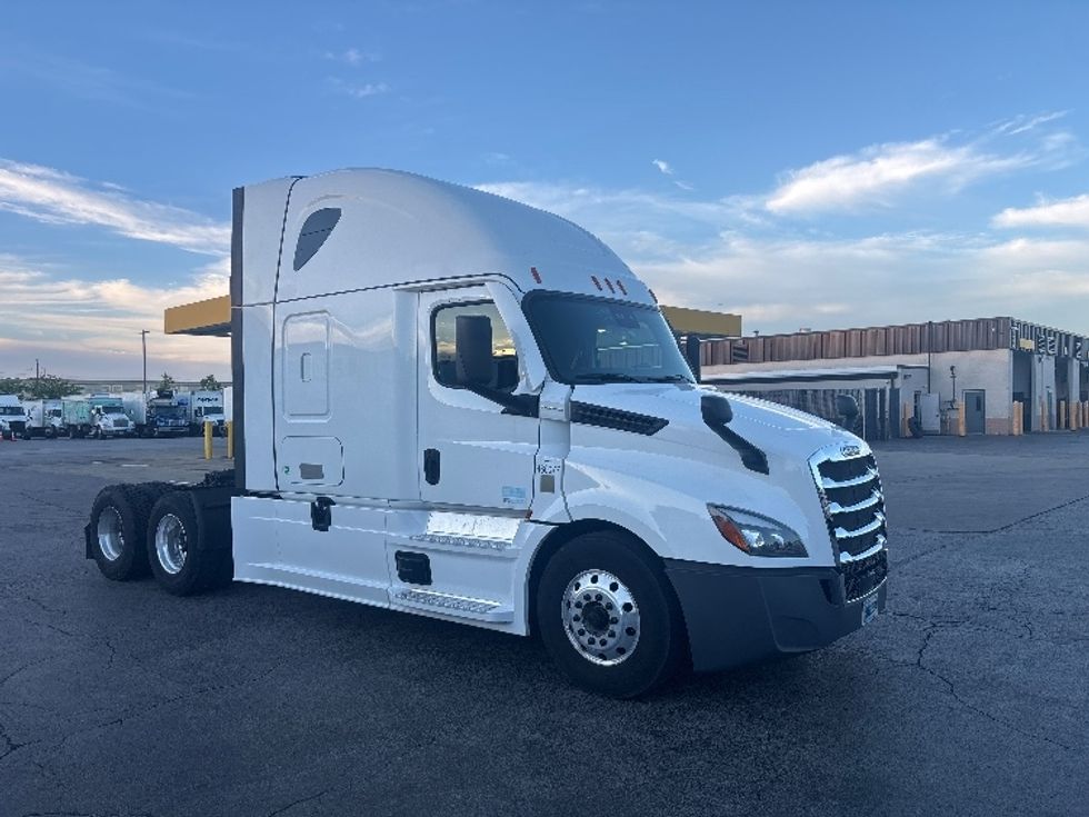 Sleeper Tractor-Heavy Duty Tractors-Freightliner-2022-T12664ST-Sturtevant-WI-683,876\n\t\tmiles-$ 53,750 - Image 1