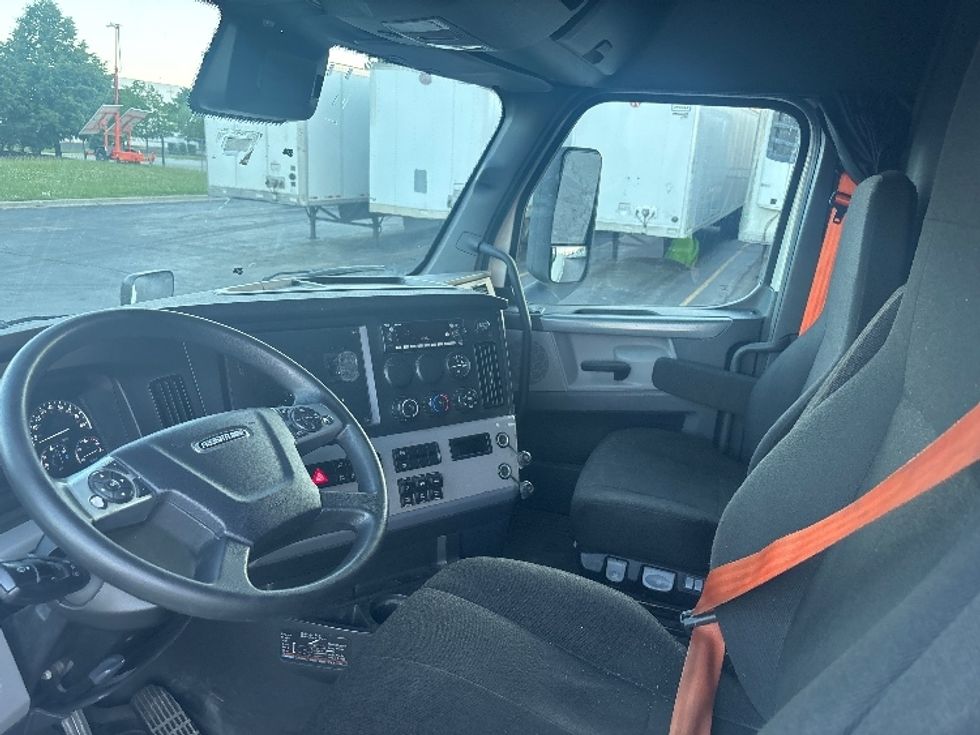 Sleeper Tractor-Heavy Duty Tractors-Freightliner-2022-T12664ST-Sturtevant-WI-683,876\n\t\tmiles-$ 53,750 - Image 10